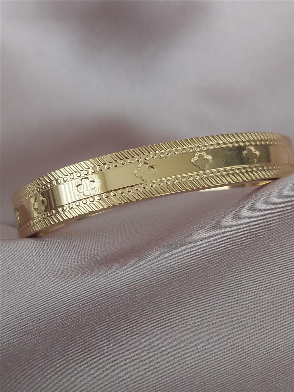 ÇELİK Yonca Detay Gold Kelepçe Bileklik (Çap: 6 cm)+i
