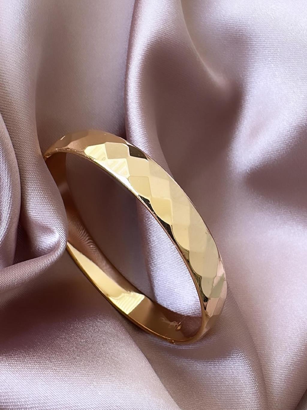 RODYUM Kare Desenli Soft Gold Kelepçe Bileklik (Çap:6 cm/Çevresi: 21 cm)