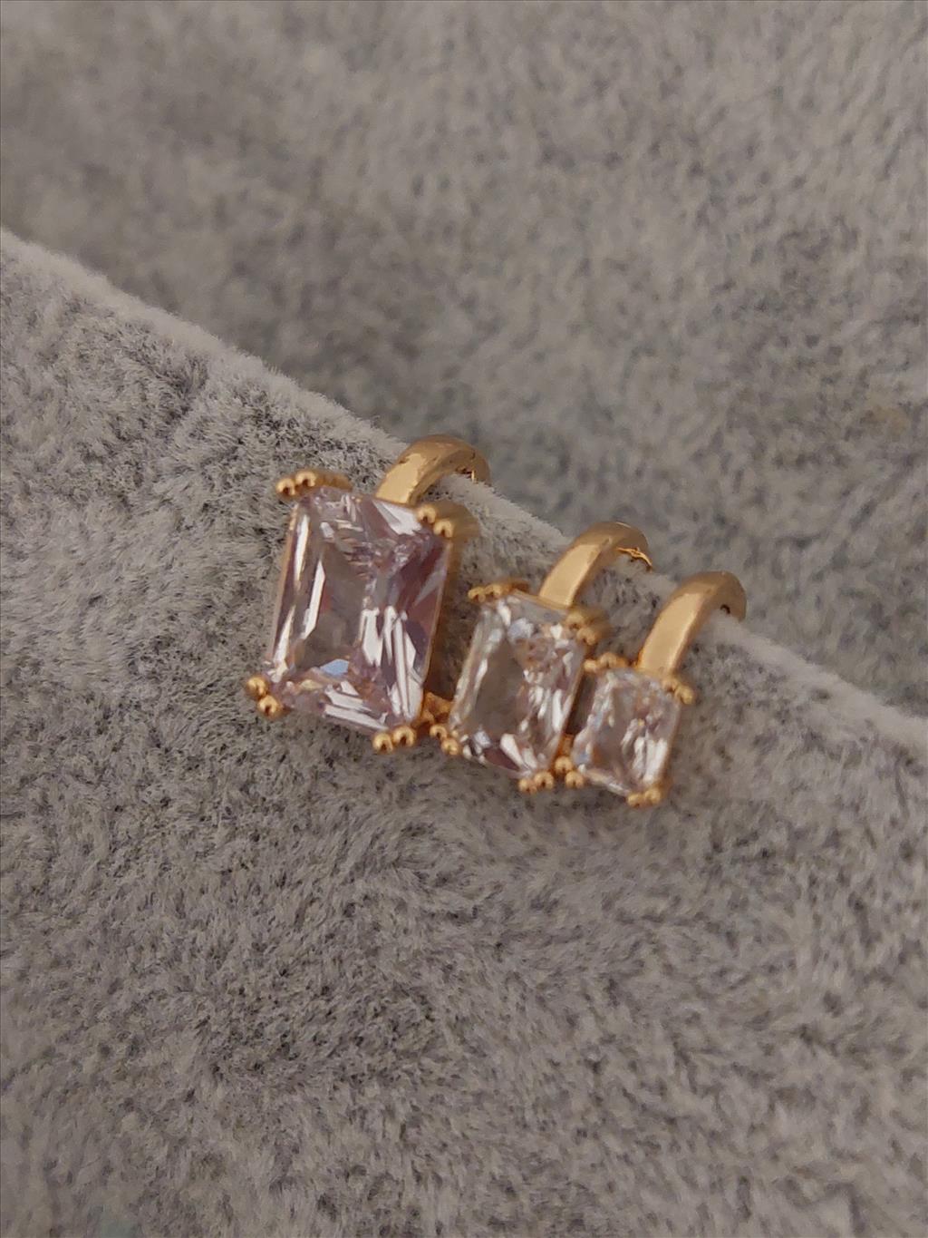 ÖZEL SERİ Zirkon 3 Kare Taş Gold Earcuff Küpe (Ayarlanabilir)
