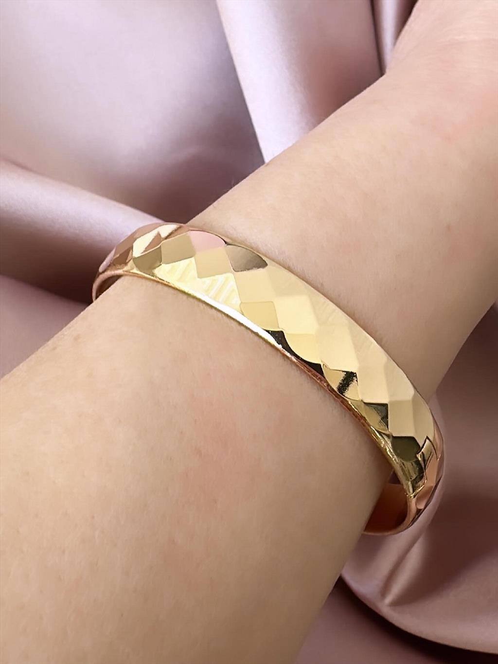 RODYUM Kare Desenli Soft Gold Kelepçe Bileklik (Çap:6 cm/Çevresi: 21 cm)+i