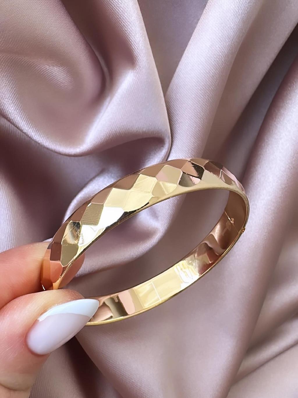 RODYUM Kare Desenli Soft Gold Kelepçe Bileklik (Çap:6 cm/Çevresi: 21 cm)+i