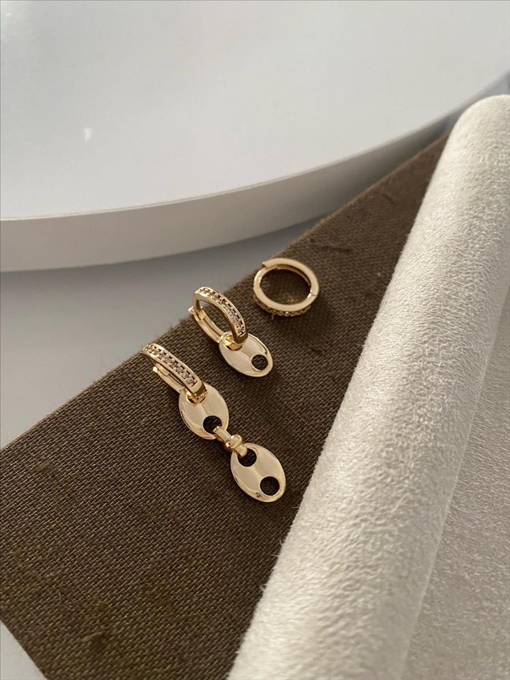 ALTIN KAPLAMA ÜÇLÜ M MARKA GOLD KÜPE